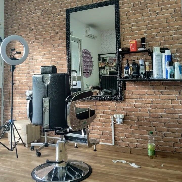 Barbería Peluquería Y Estética, Avenida de la Barzola, 32, Local 3, 41008, Sevilla