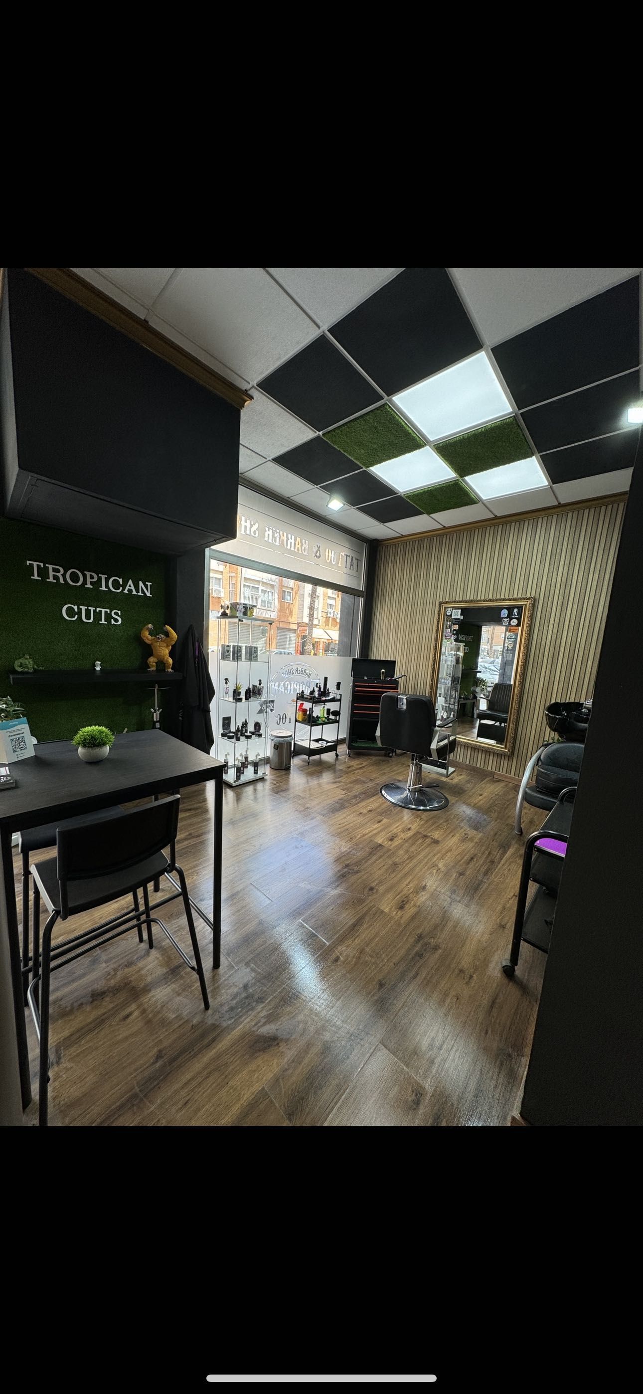 Tropican Tattoo (barberia), Calle de Albal, 5, 46200, Paiporta