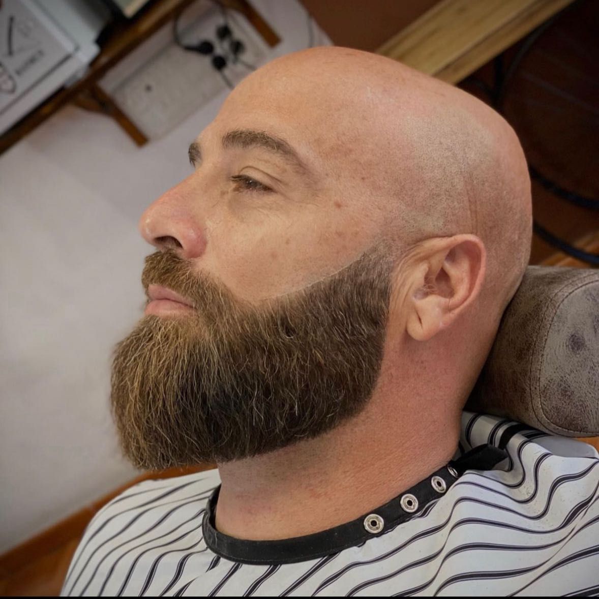 Afeitado o rapado de cabeza más barba portfolio