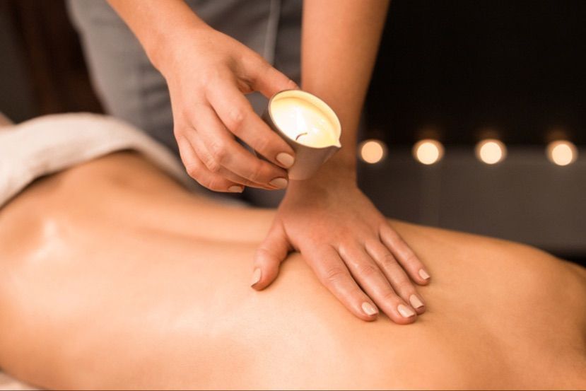 Portfolio usługi Nawilżająco - Kojący masaż pleców płonącą świecą