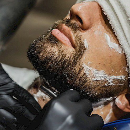 Чем бреют бороду в парикмахерской
