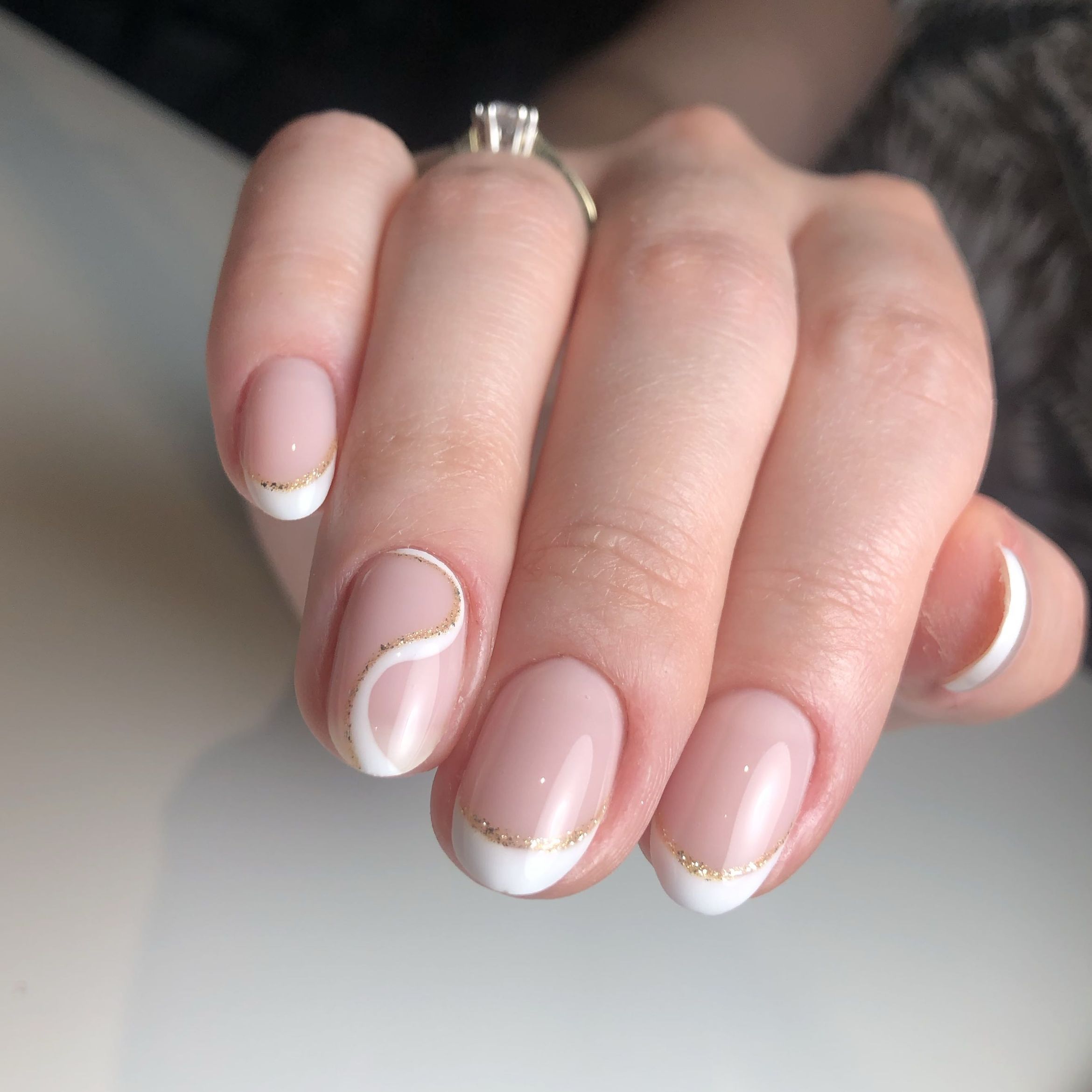 Portfolio usługi Uzupełnienie paznokci + french manicure
