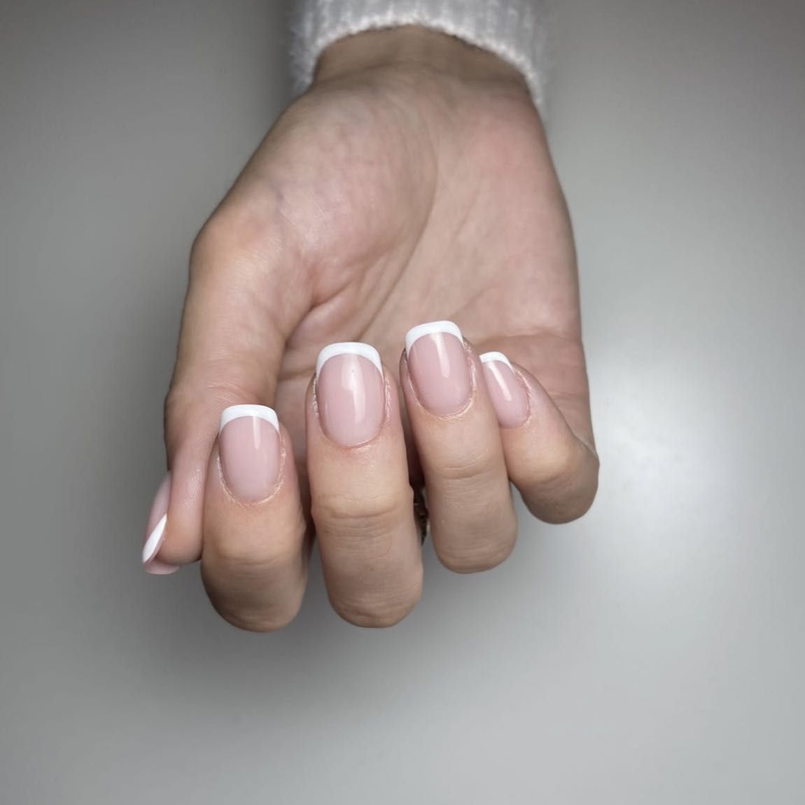 Portfolio usługi Uzupełnienie paznokci + french manicure