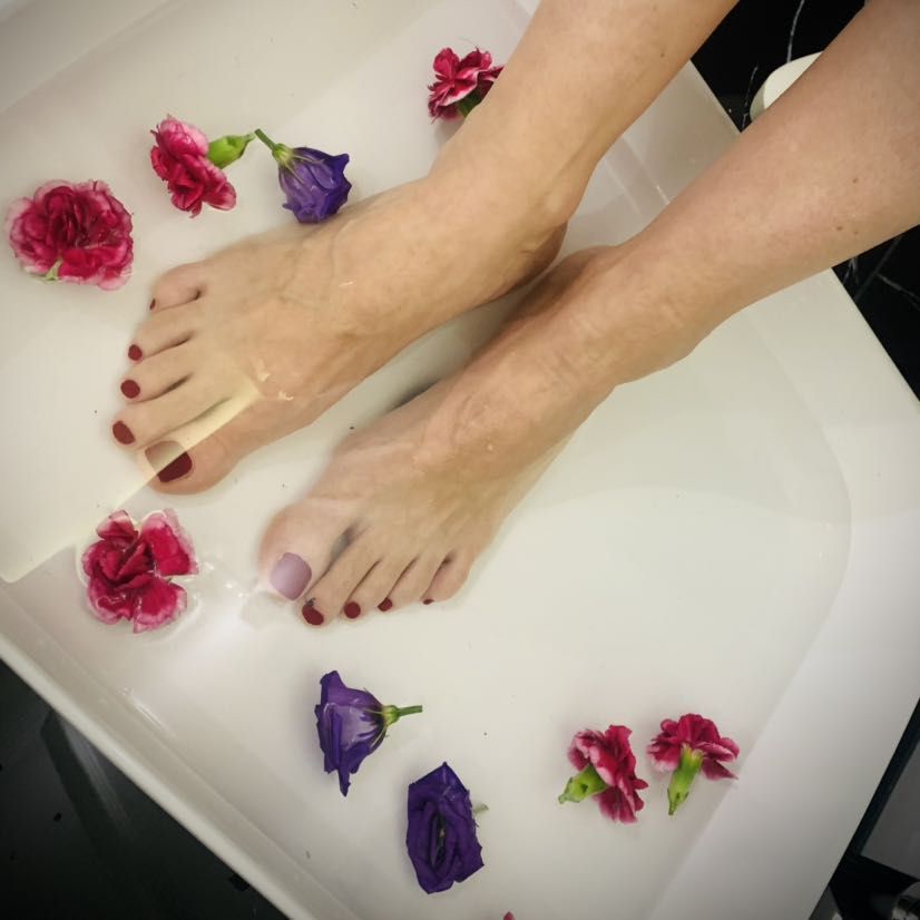 Portfolio usługi Rytuał pielęgnacyjny stóp ‚Flower Bath’