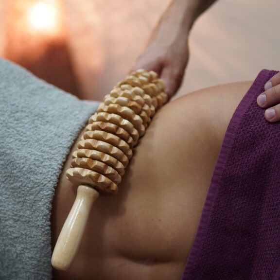 Portfolio usługi Maderoterapia – kolumbijski masaż  brzuch, ręce