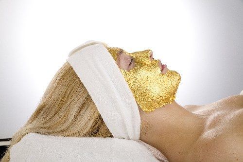 Portfolio usługi Ekskluzywny zabieg ze złotą maską