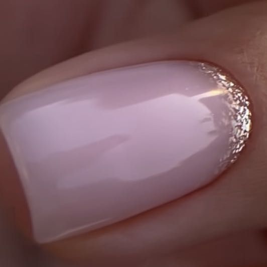Portfolio usługi naprawa paznokcia w trakcie stylizacji