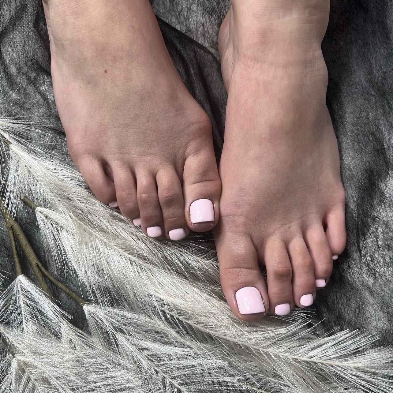Portfolio usługi Oliwia : paznokcie żelowe + hybryda na stopy